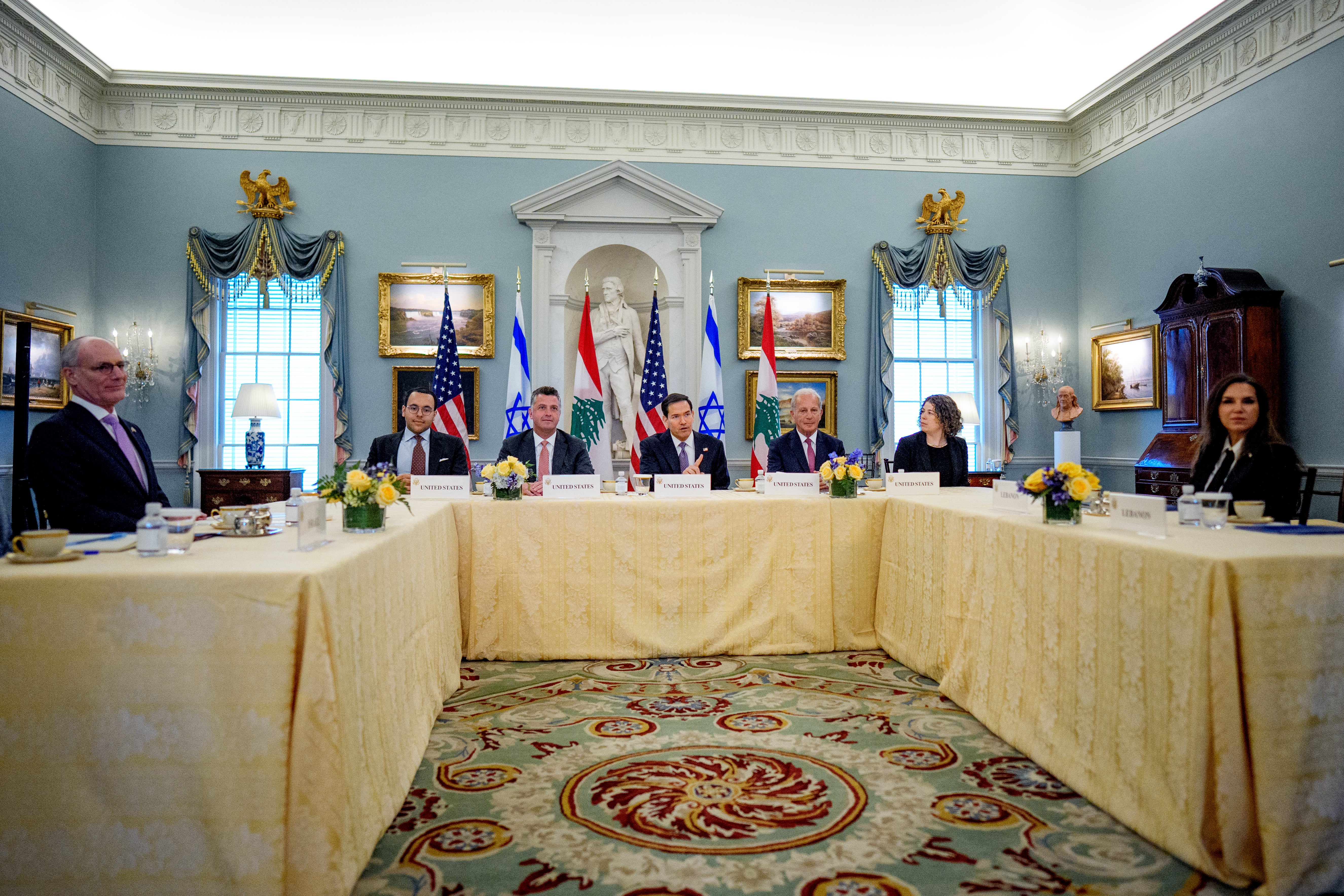 En la imagen: el secretario de Estado de EE. UU., Marco Rubio (centro), acompañado por el consejero del Departamento de Estado de EE. UU., Michael Needham (centro-izquierda), el embajador de EE. UU. en el Líbano, Michel Issa (centro-derecha), la embajadora del Líbano en EE. UU., Nada Hamadeh Moawad (derecha), y el embajador de Israel en EE. UU., Yechiel Leiter