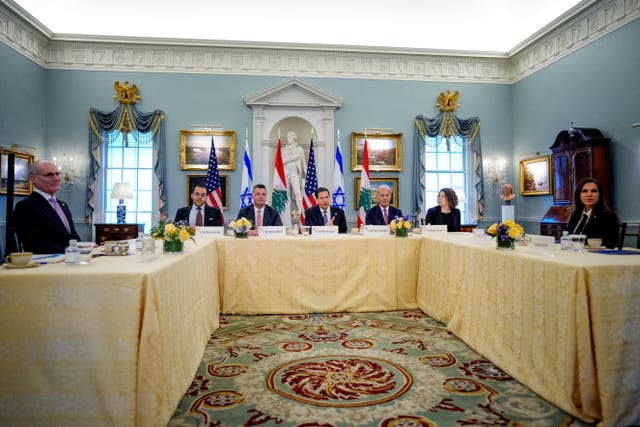 <p>En la imagen: el secretario de Estado de EE. UU., Marco Rubio (centro), acompañado por el consejero del Departamento de Estado de EE. UU., Michael Needham (centro-izquierda), el embajador de EE. UU. en el Líbano, Michel Issa (centro-derecha), la embajadora del Líbano en EE. UU., Nada Hamadeh Moawad (derecha), y el embajador de Israel en EE. UU., Yechiel Leiter </p>