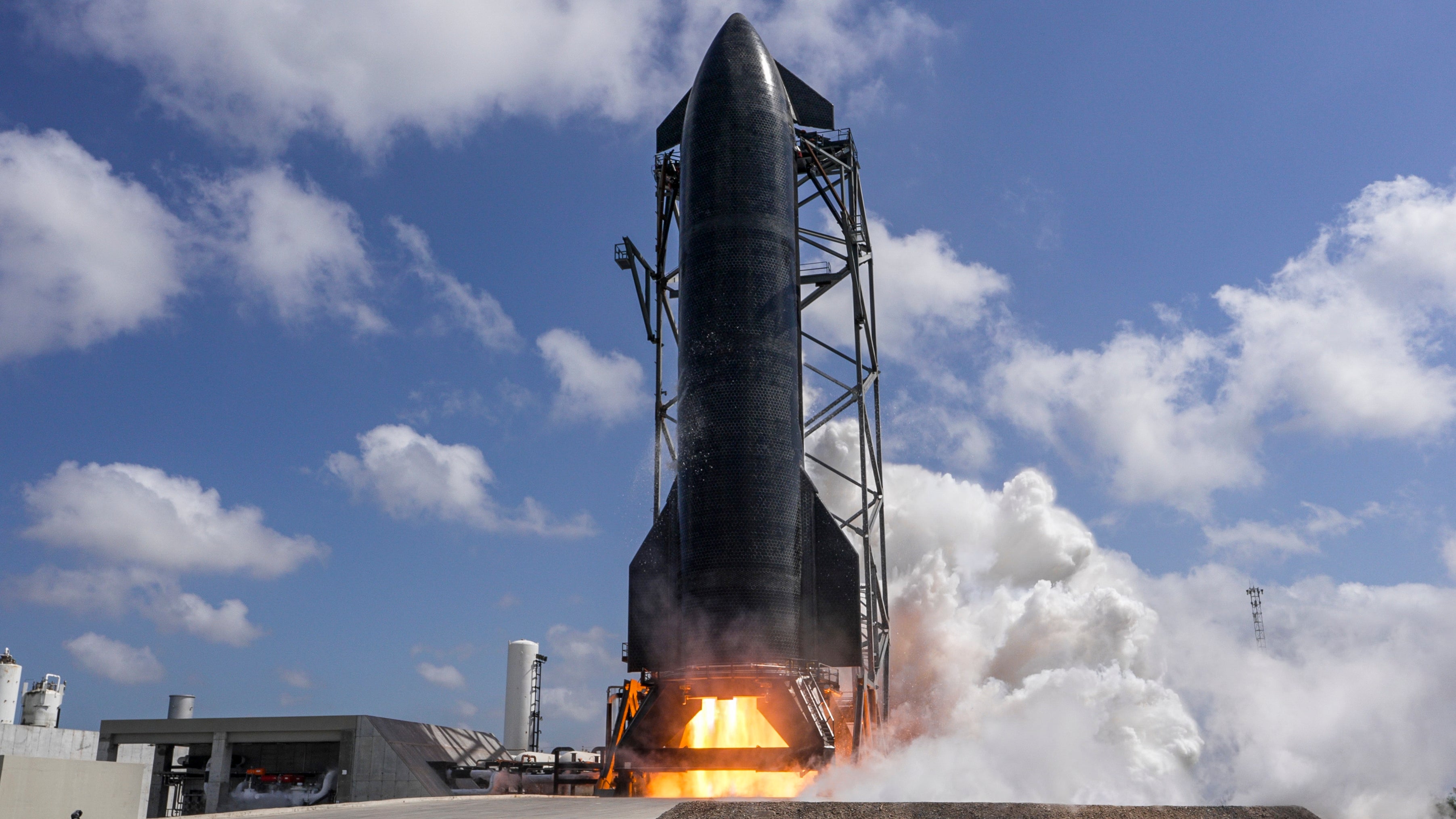 SpaceX llevó a cabo una prueba de encendido estático de su cohete Starship, así como de su propulsor Super Heavy, en las instalaciones de Starbase de la empresa, en Texas, EE. UU., el 15 de abril de 2026