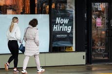 Solicitudes de ayuda por desempleo en EEUU bajan pero se mantienen en rango previsto