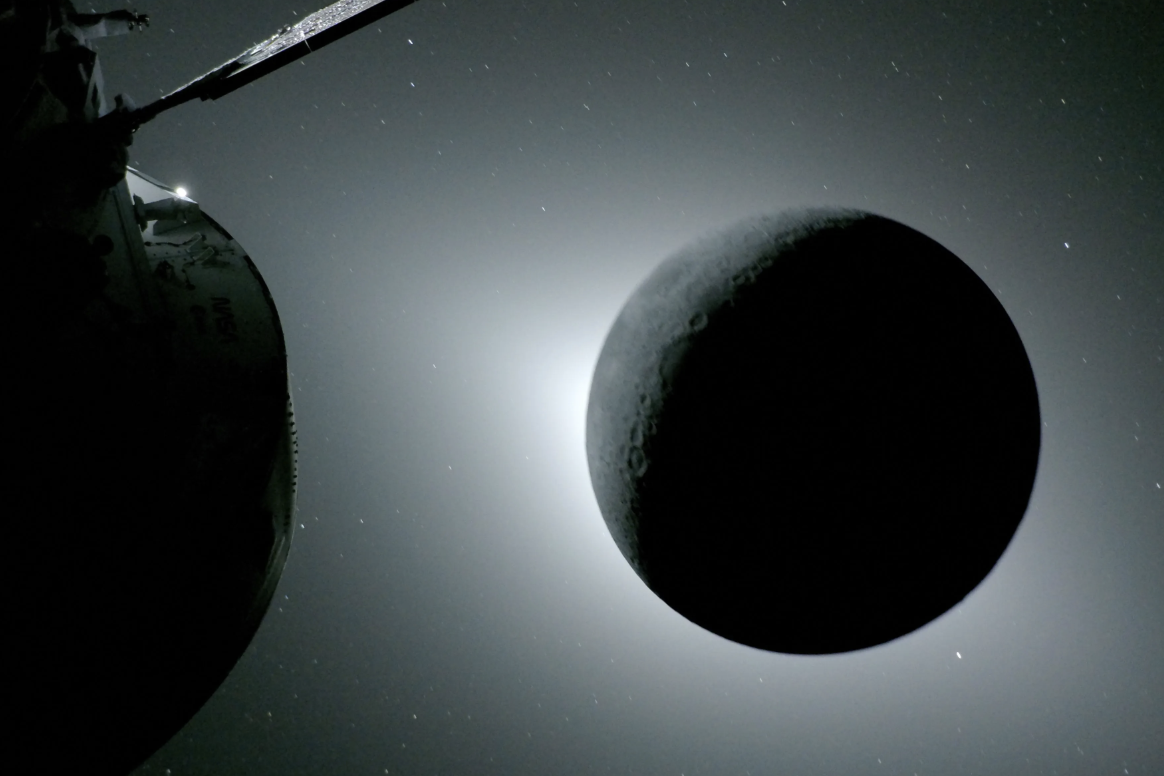 La Luna aparece iluminada por detrás por el Sol durante un eclipse solar el 6 de abril de 2026, vista desde la nave espacial Orión