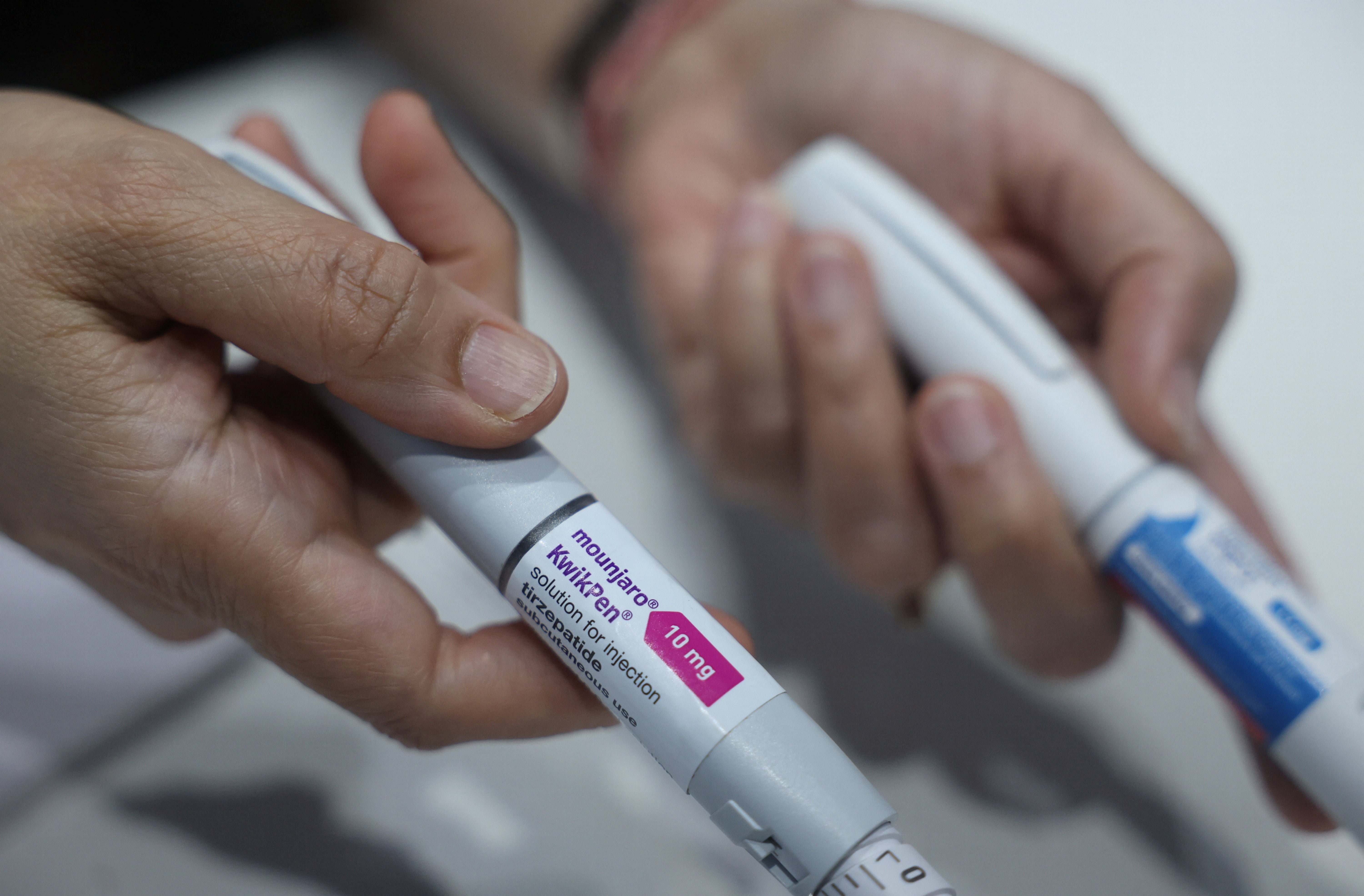 Un médico muestra una jeringa de Mounjaro que se utiliza en tratamientos para bajar de peso