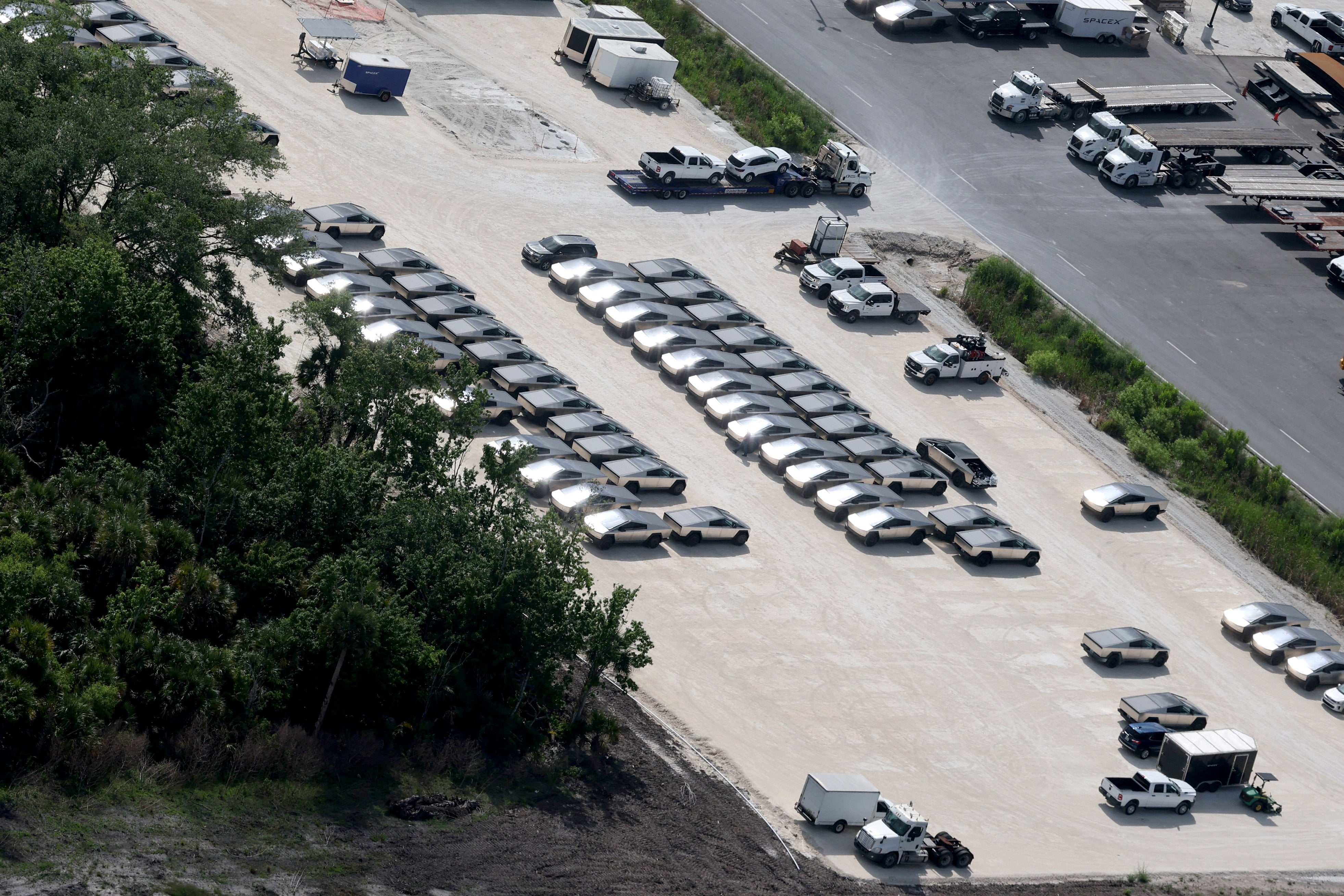 Un lote de Tesla Cybertruck frente al Gigabay de Starship de SpaceX en el Centro Espacial Kennedy, en Cabo Cañaveral, Florida, Estados Unidos, el 6 de abril de 2026