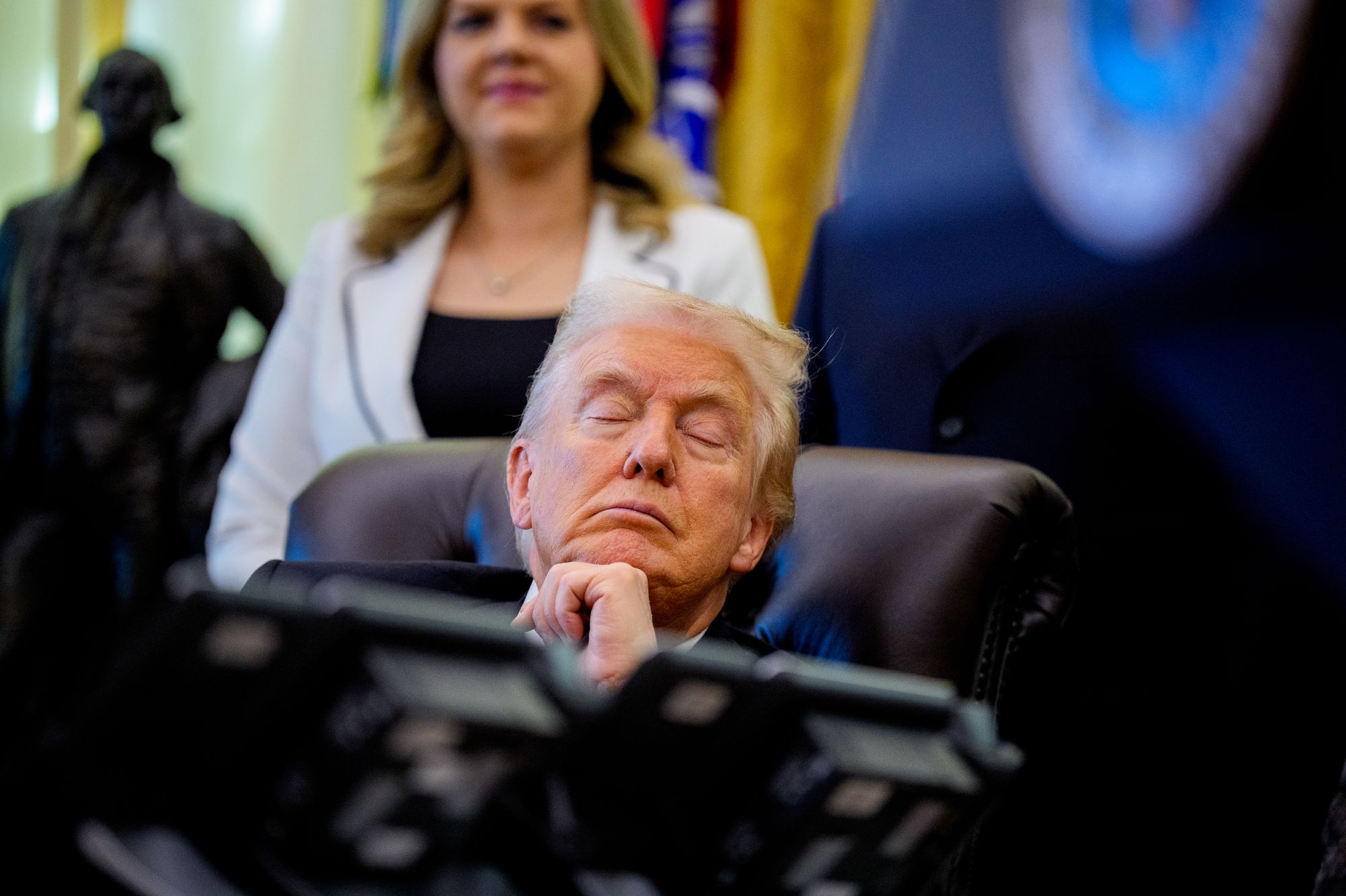 Trump fue acusado de quedarse dormido durante las reuniones, como cuando fue fotografiado con los ojos cerrados en un acto celebrado en el Despacho Oval en noviembre