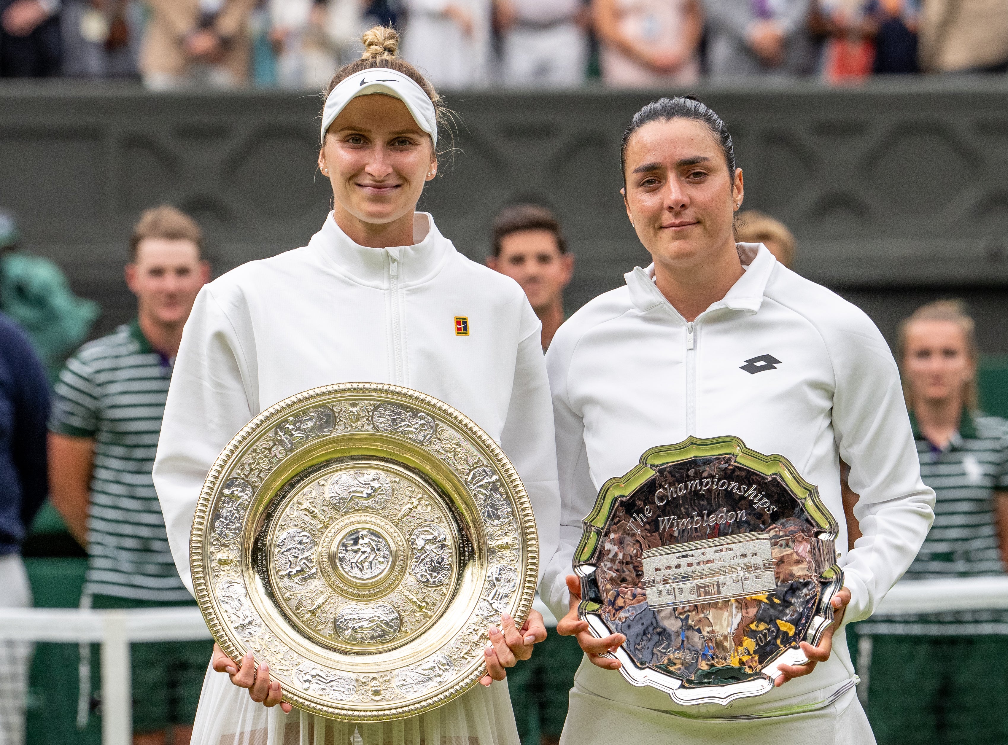 Marketa Vondrousova derrotó a Ons Jabeur y alcanzó el año siguiente su mejor clasificación de su carrera, el número 6 del mundo