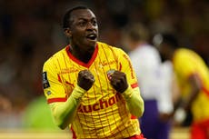 Lens remonta déficit de 2 goles, vence a Tolosa y mantiene viva su aspiración de título de Ligue 1