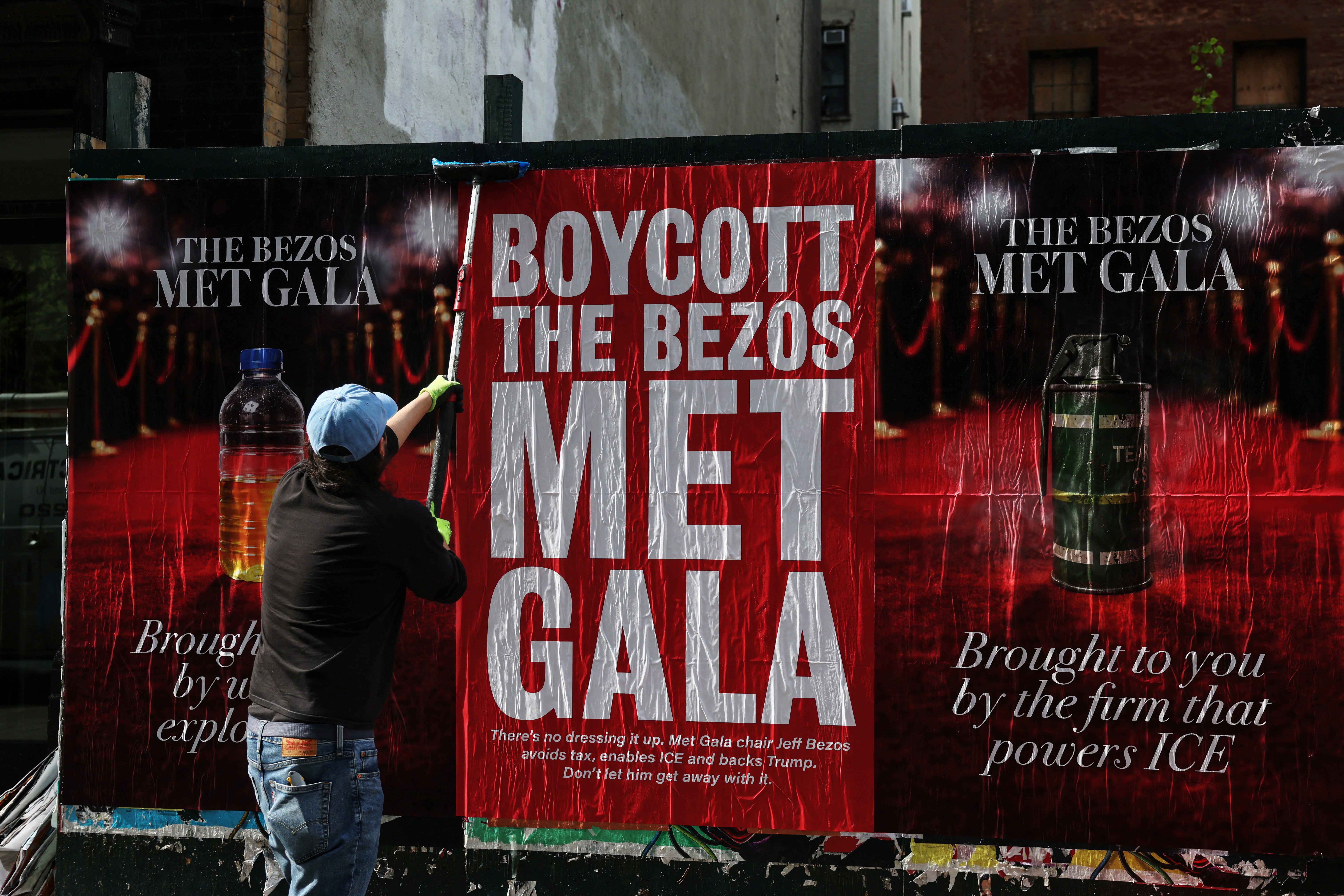 El grupo activista político británico ‘Everyone Hates Elon’ organizó una campaña de reparto de folletos en la ciudad de Nueva York para protestar contra el patrocinio de Bezos