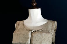 Chaleco salvavidas de sobreviviente del Titanic se vende por más de 900.000 dólares en subasta