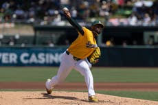 Max Muncy pega elevado de sacrificio ganador en la 11ma y Atléticos vencen 7-6 a Medias Blancas