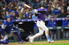 El doble de 2 carreras de Johnson en la sexta impulsa triunfo de Rockies ante Dodgers