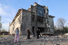 Ataques rusos matan al menos a 2 personas mientras Ucrania ataca una fábrica rusa de drones