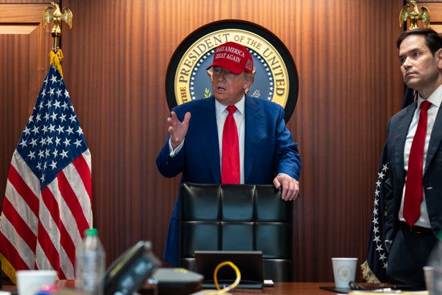 <p>Al enterarse de que dos pilotos estadounidenses habían desaparecido en Irán durante el Viernes Santo, el presidente Donald Trump le habría gritado a sus asesores durante horas y tuvo que ser sacado de la sala  </p>
