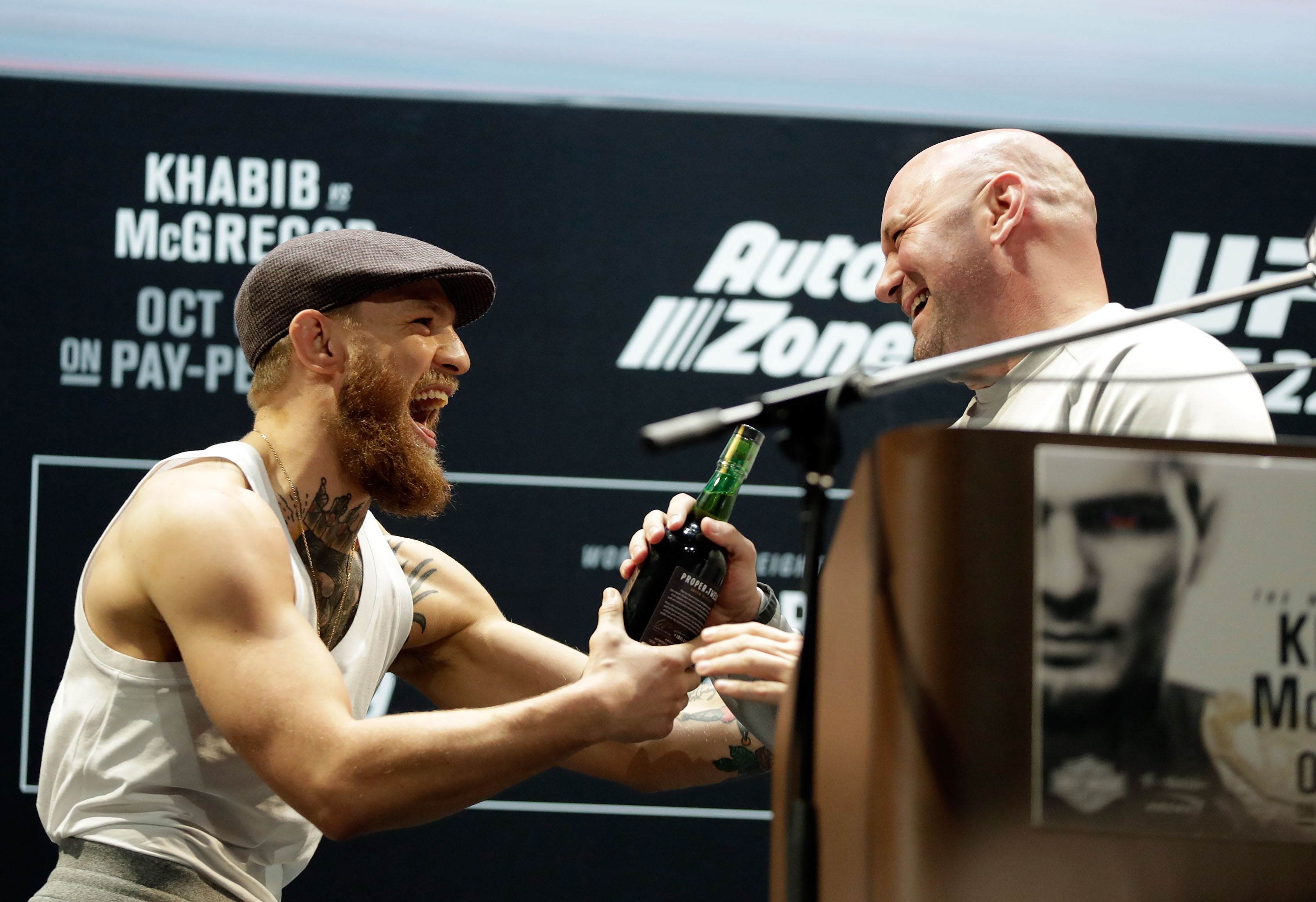 Conor McGregor (izquierda) junto al presidente de la UFC, Dana White, en 2018