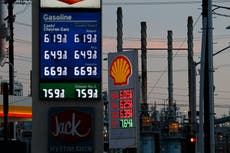 Más de la mitad de los votantes culpa a Trump por el alza del combustible