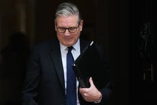 Starmer admite error al nombrar a Mandelson embajador en EEUU