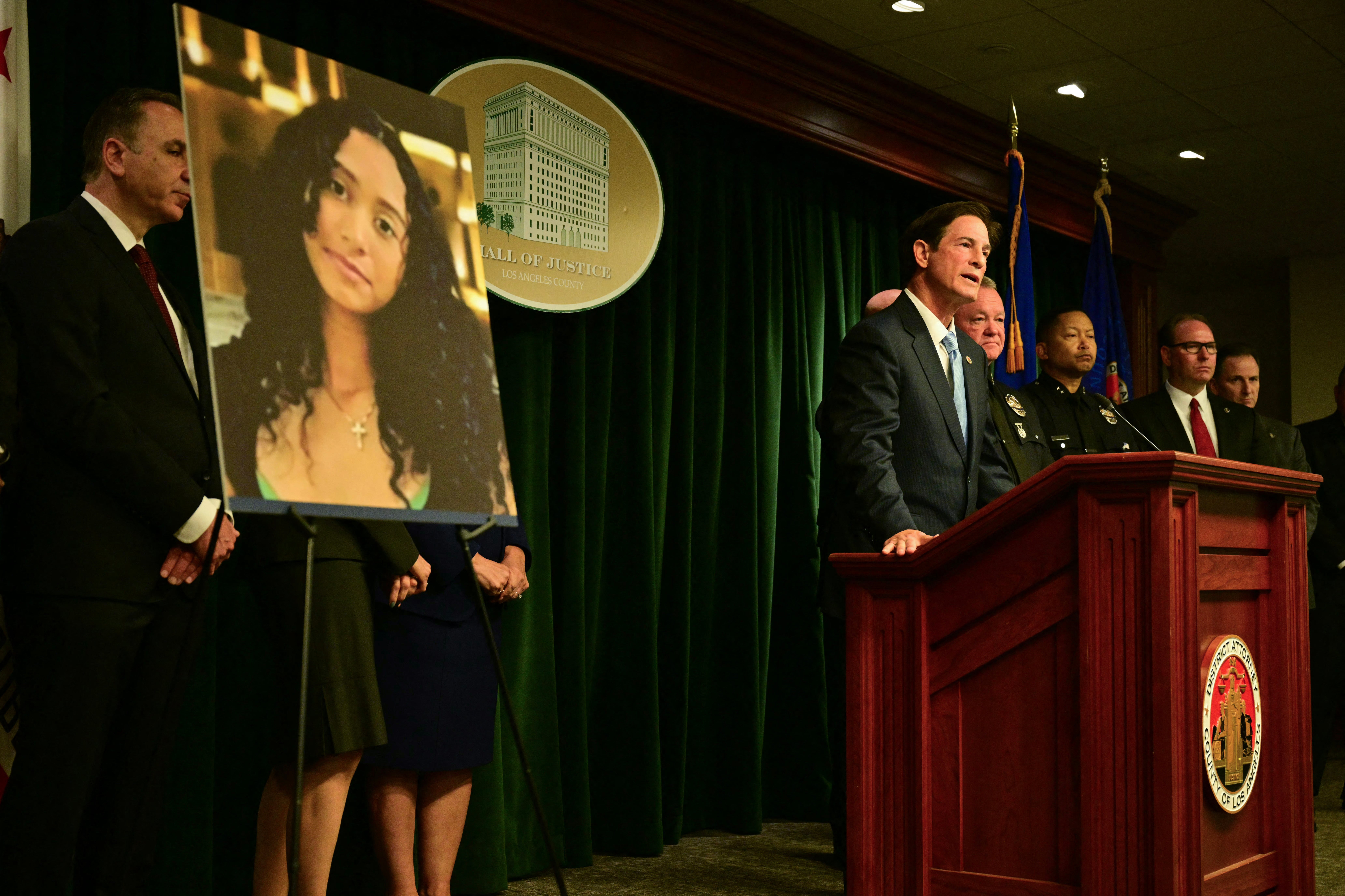 Los fiscales señalaron que los cargos incluyen circunstancias especiales (acecho, cometer el delito con fines económicos y asesinar a un testigo) que podrían hacer que el caso sea susceptible de pena de muerte