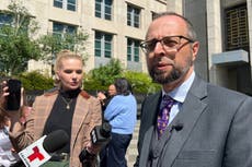 Hombre baleado por el ICE en California seguirá detenido por riesgo de fuga, dice abogado