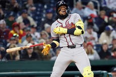 Ronald Acuña Jr. sale dolorido tras dos pelotazos de Jake Irvin; radiografías salen negativas