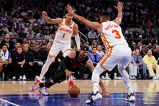 CJ McCollum lidera remontada y Hawks sorprenden a Knicks 107-106 para igualar la serie 1-1