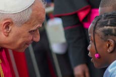 El papa cierra su gira africana con un reto diplomático en Guinea Ecuatorial