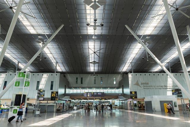 <p>El aeropuerto Santiago-Rosalía de Castro, cercano a Santiago de Compostela, es el más transitado de Galicia</p>