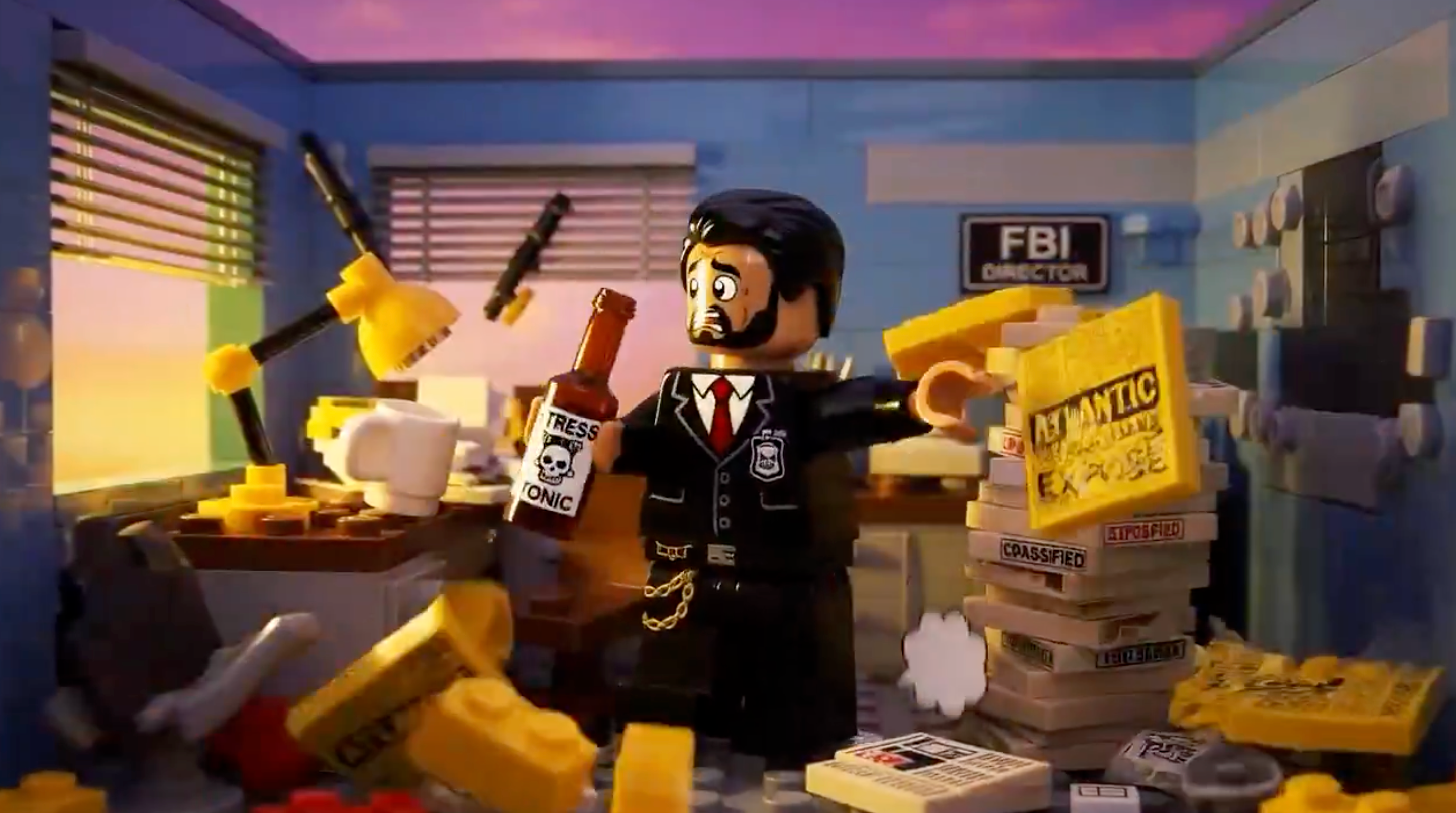 El director del FBI, Kash Patel, es el protagonista de un nuevo vídeo de IA al estilo Lego que está circulando por Internet. En una de las escenas, se ve a Patel en su despacho, sosteniendo una bebida llamada “Tónico Antiestrés” y rodeado de un montón de papeles