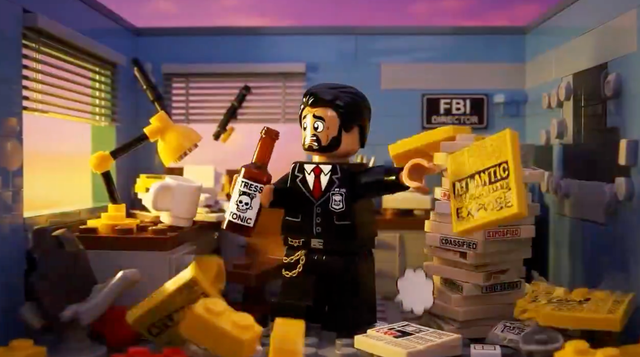 <p>El director del FBI, Kash Patel, es el protagonista de un nuevo vídeo de IA al estilo Lego que está circulando por Internet. En una de las escenas, se ve a Patel en su despacho, sosteniendo una bebida llamada “Tónico Antiestrés” y rodeado de un montón de papeles</p>
