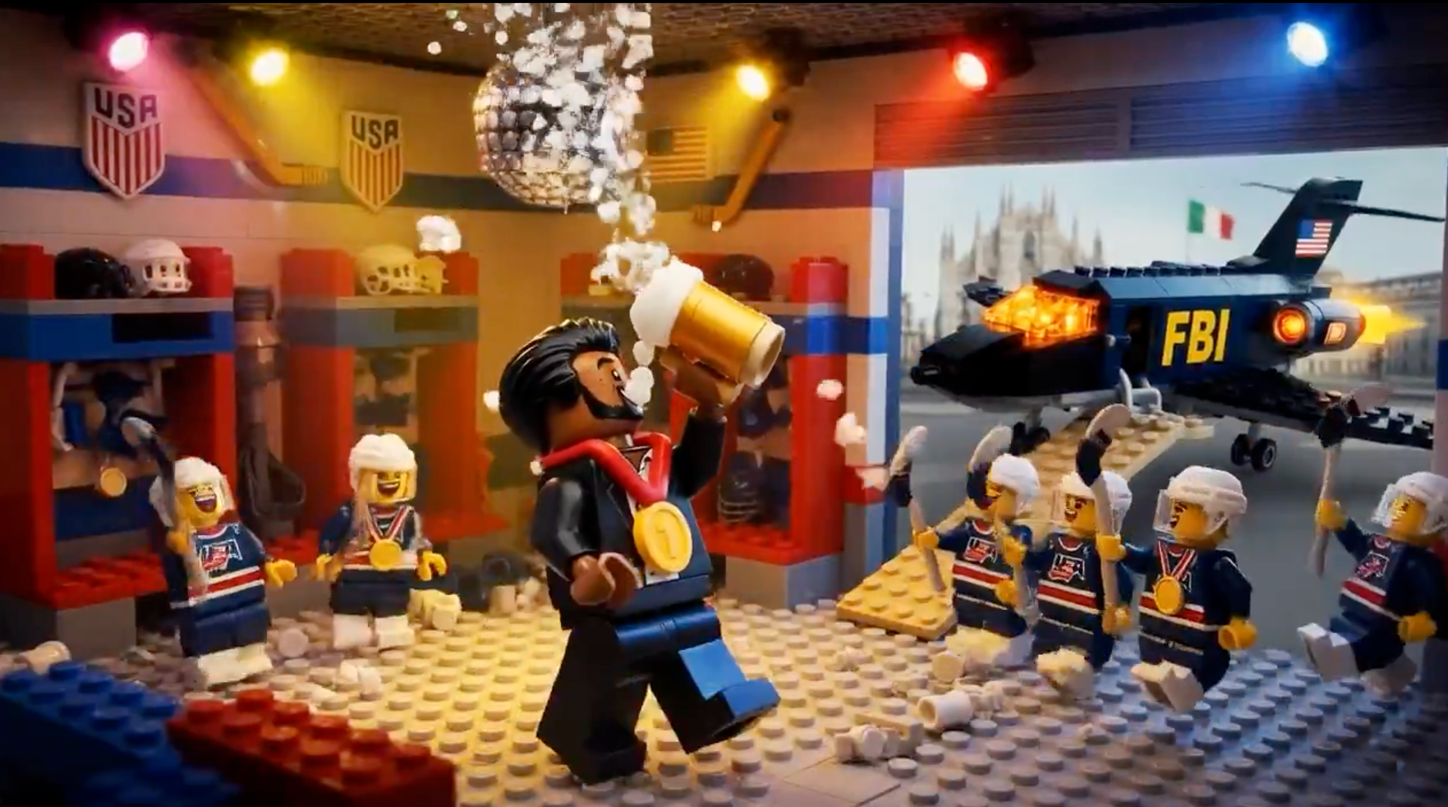 El creador del videoclip generado por IA incluyó una escena en la que Patel aparece bebiendo con el equipo olímpico masculino de hockey de EE. UU. en su vestuario. Al fondo, se ve el jet del FBI estacionado en Milán. En un reciente reportaje, se acusó a Patel de beber en exceso, acusación que él ha negado y por la que ha presentado una demanda contra la revista ‘The Atlantic’