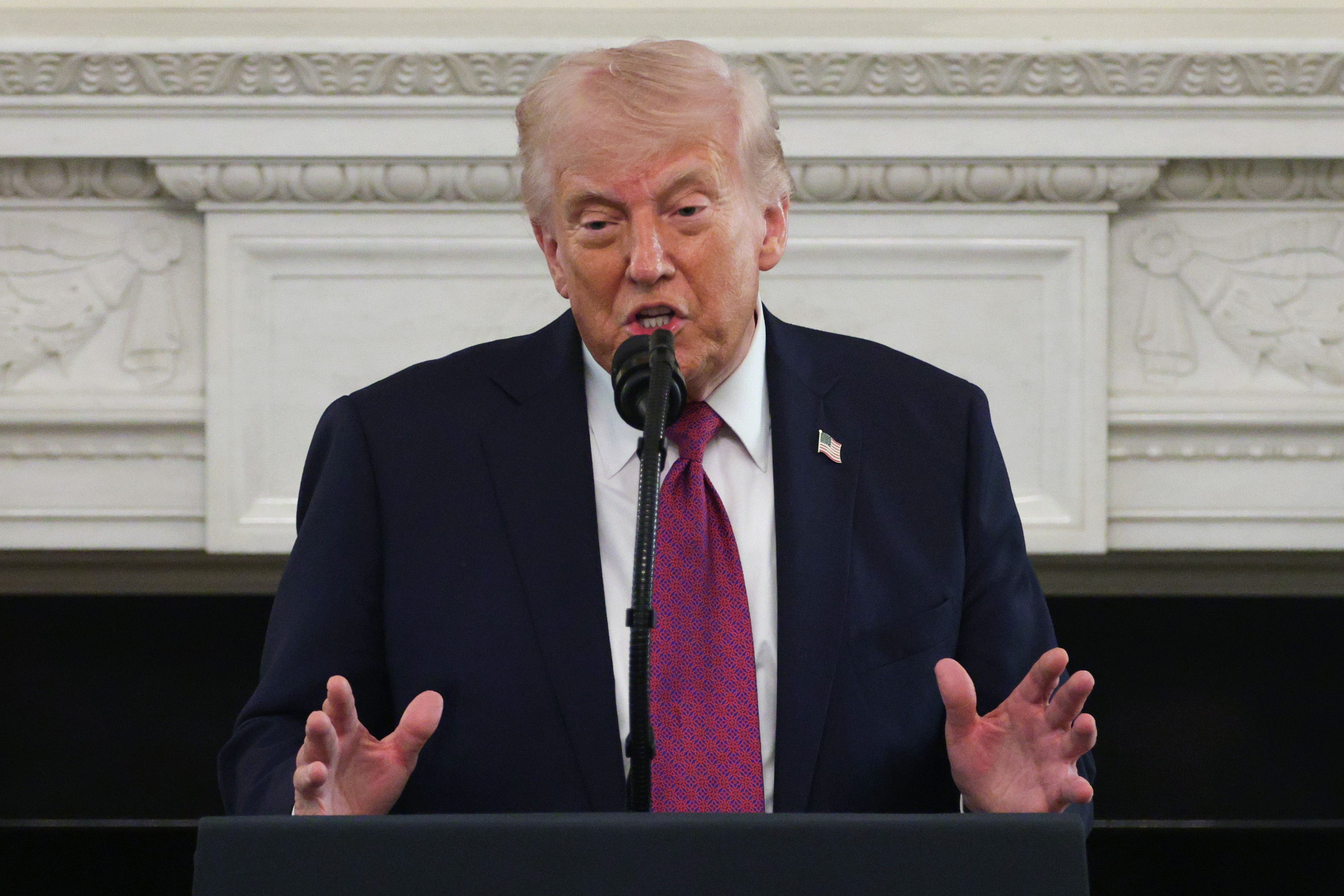 El presidente Donald Trump participó el martes en una maratón de lectura bíblica transmitida en vivo, donde leyó un pasaje del libro de 2 Crónicas