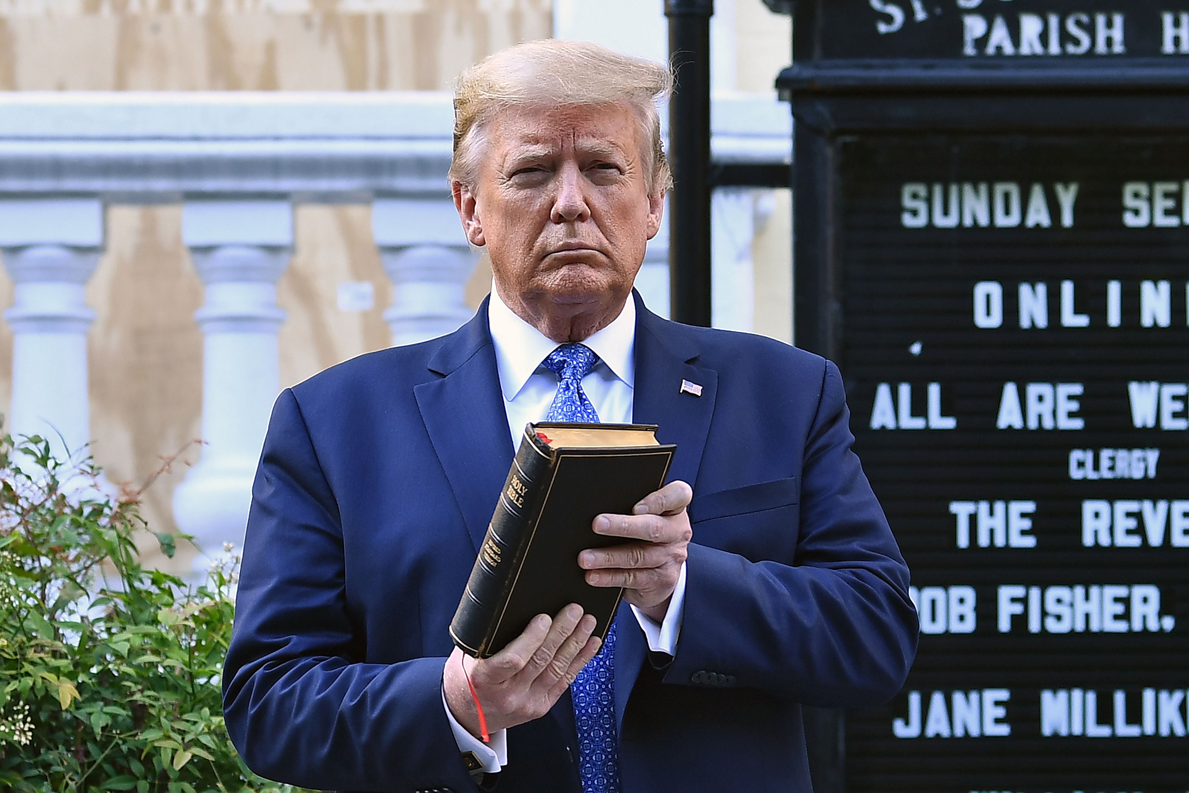 ¿Por qué la lectura de la Biblia de Trump está causando controversia?