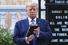 ¿Por qué la lectura de la Biblia de Trump está causando controversia?