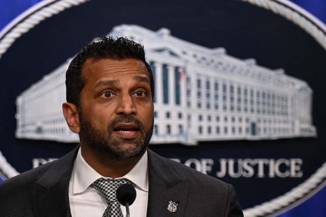 <p>El director del FBI, Kash Patel, demandó a <em>The Atlantic</em> por 250 millones de dólares por un reportaje que lo acusó de beber en exceso; sin embargo, con la acción judicial dio mayor visibilidad a la historia que expuso su presunto comportamiento  </p>