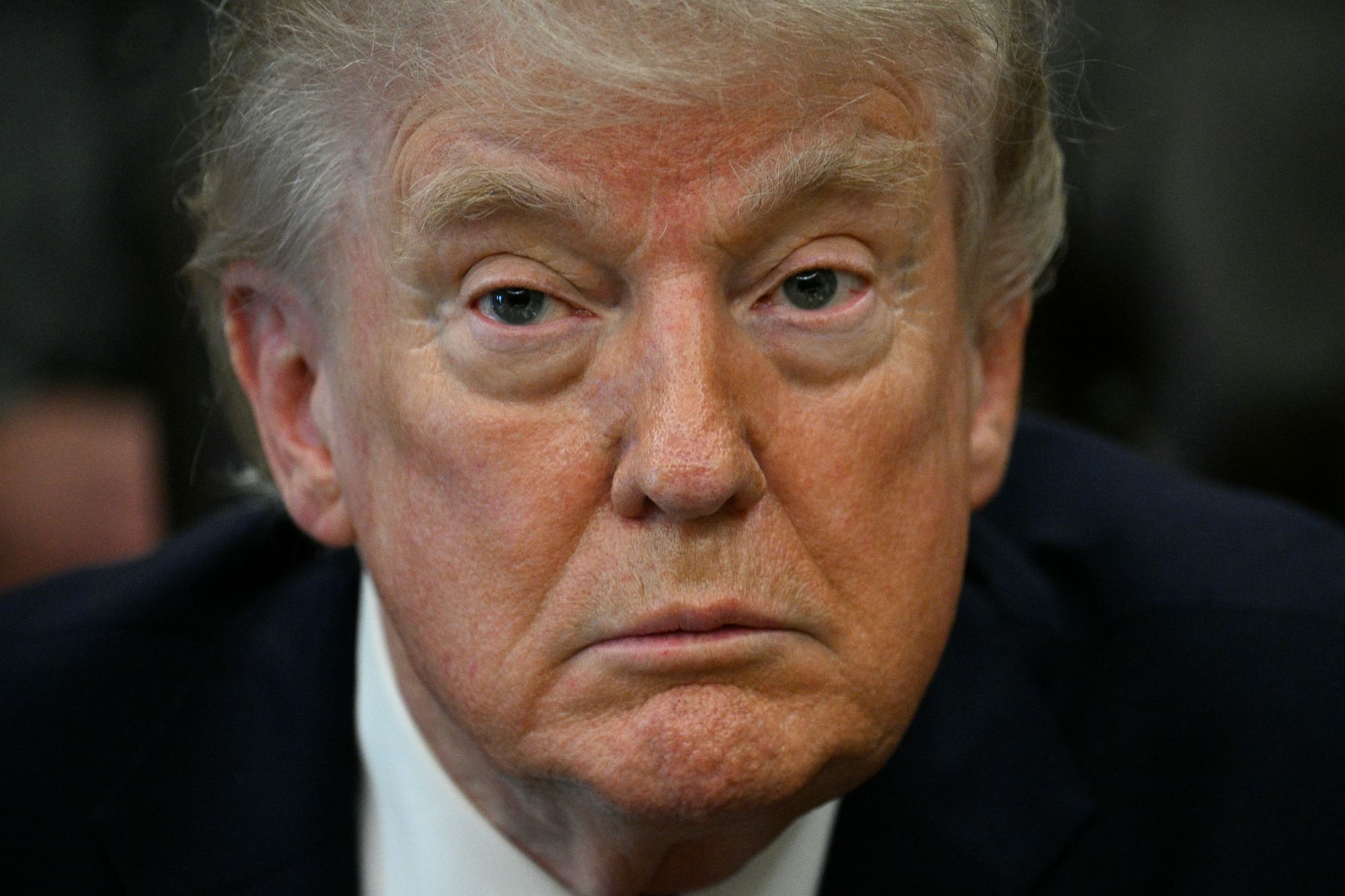 Donald Trump se dirige a los medios de comunicación tras firmar un decreto presidencial en el Despacho Oval de la Casa Blanca el 18 de abril