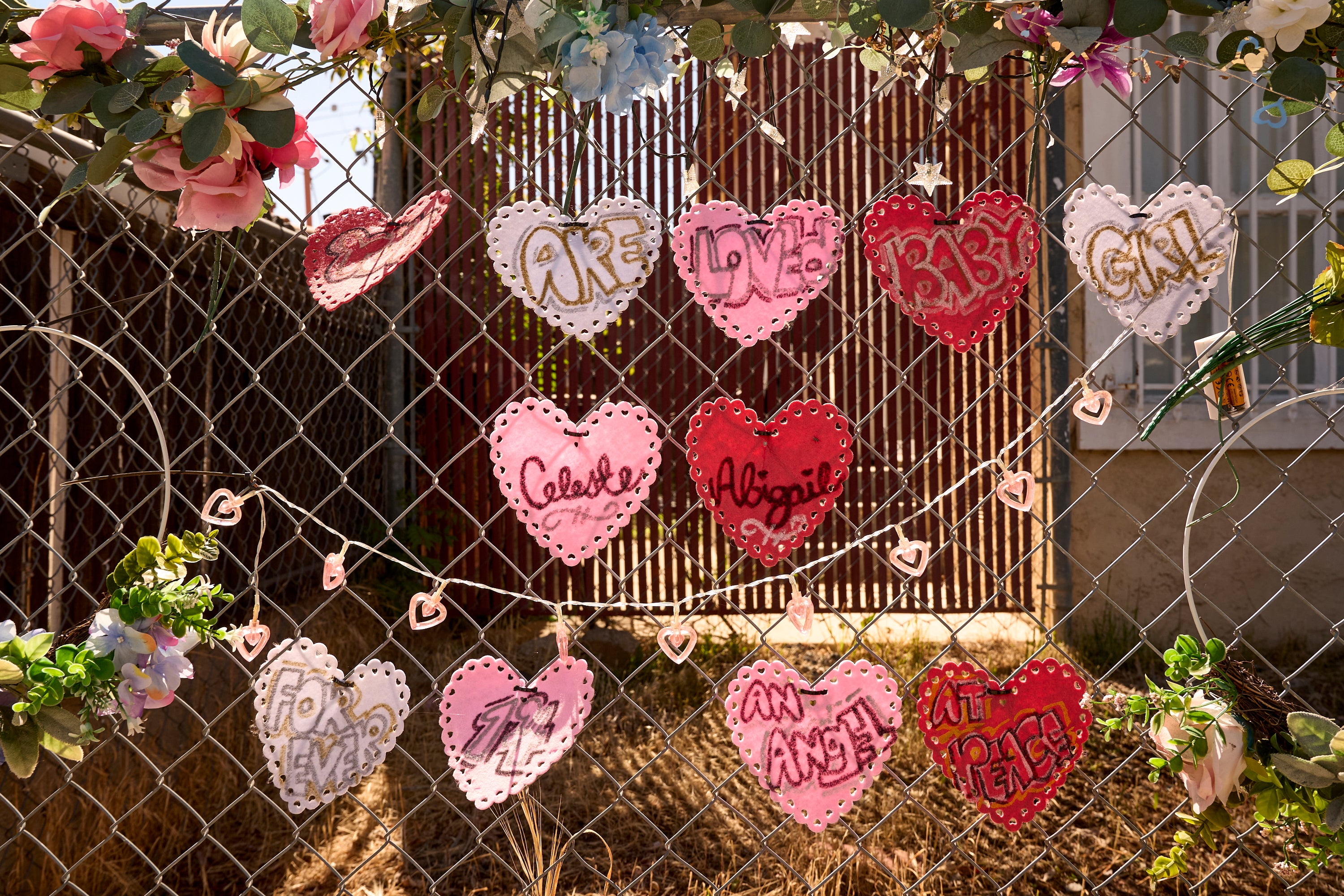 Se ha instalado un memorial improvisado en memoria de Celeste Rivas frente a su casa