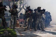 Corte federal de apelaciones bloquea ley de California que exige identificación a agentes federales