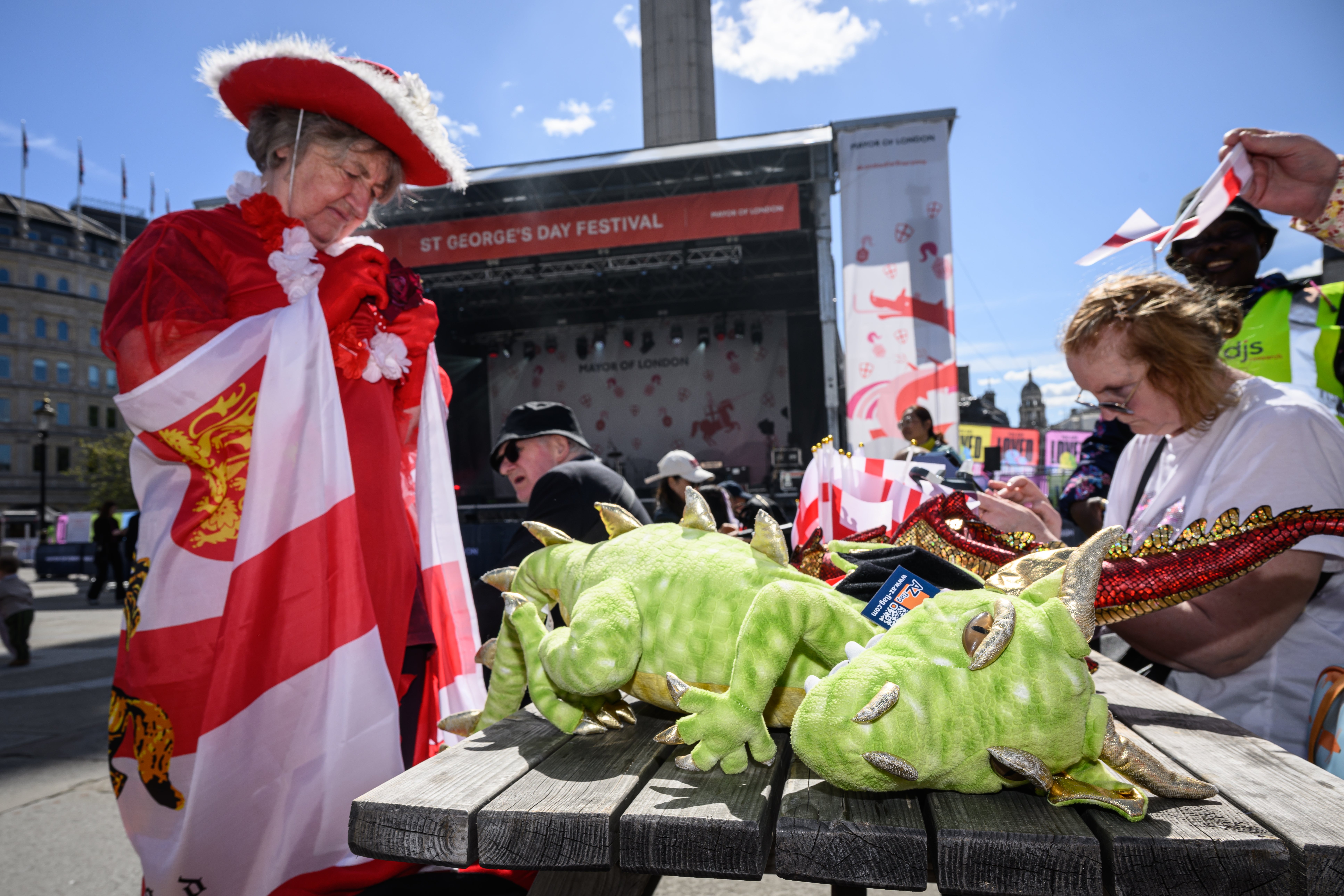 Una mujer se pone el disfraz de San Jorge y el dragón durante las celebraciones del Día de San Jorge en Trafalgar Square en Londres, Inglaterra, Reino Unido