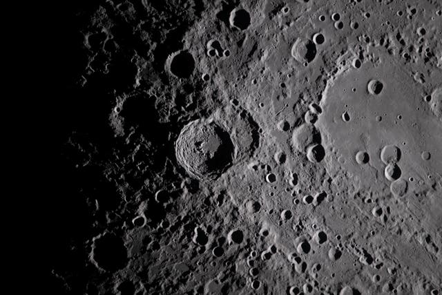 <p>Una imagen en primer plano tomada por la tripulación de Artemis II del cráter Vavilov, situado en el borde de la cuenca de Hertzsprung, más antigua y extensa, en la superficie de la Luna</p>