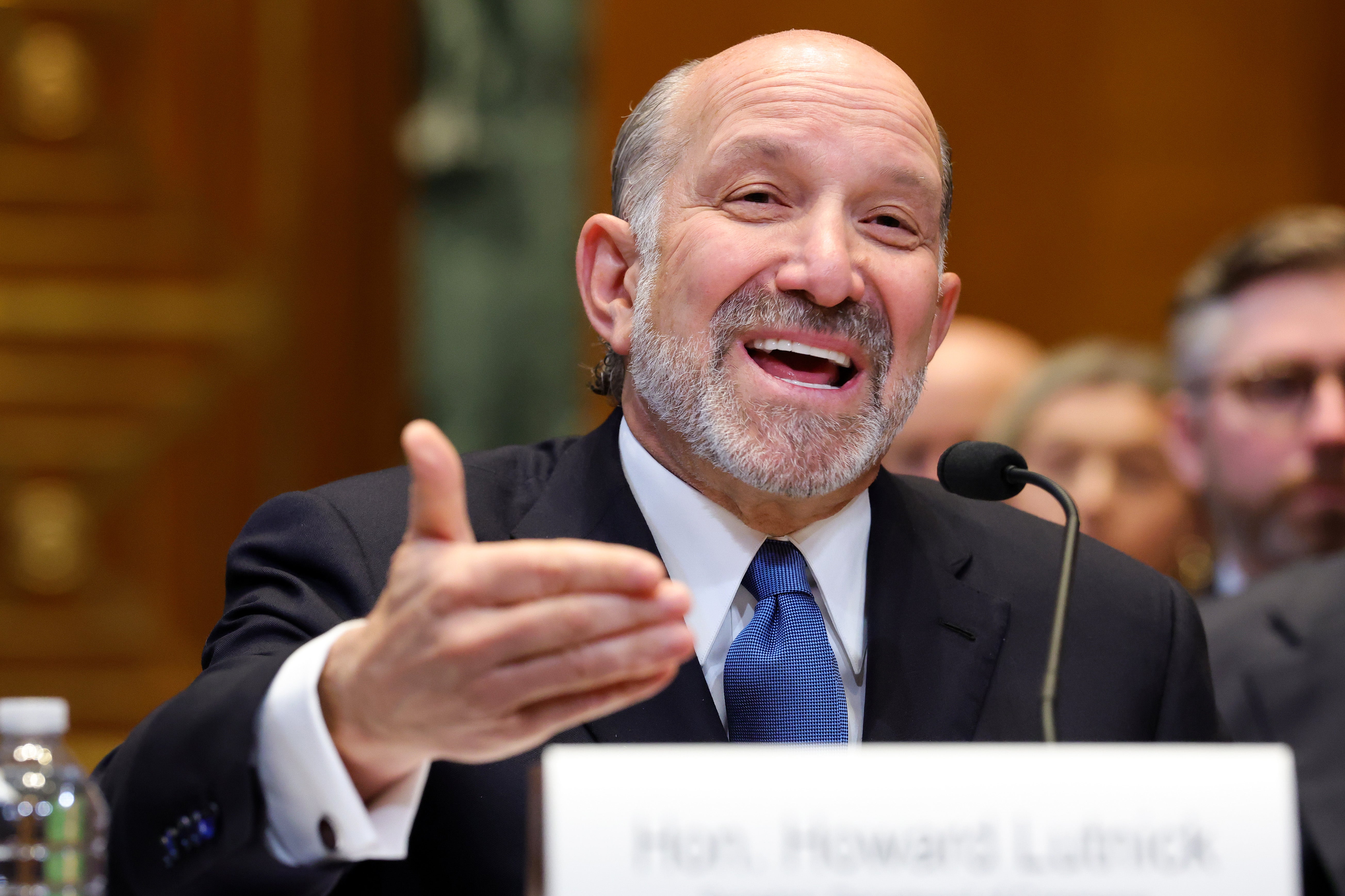 El secretario de Comercio Howard Lutnick afirmó que “cientos” de personas están en lista de espera tras presentar solicitudes para el programa de visas “gold card” de un millón de dólares, que una demanda federal califica como un “carril rápido” ilegal hacia el estatus legal que deja de lado a solicitantes cualificados