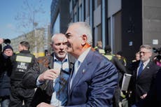 Rocían con líquido rojo en Berlín a Reza Pahlavi, el príncipe heredero iraní exiliado