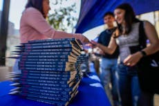 Chile regala ejemplares de una obra de la premio Nobel Gabriela Mistral por el Día del Libro