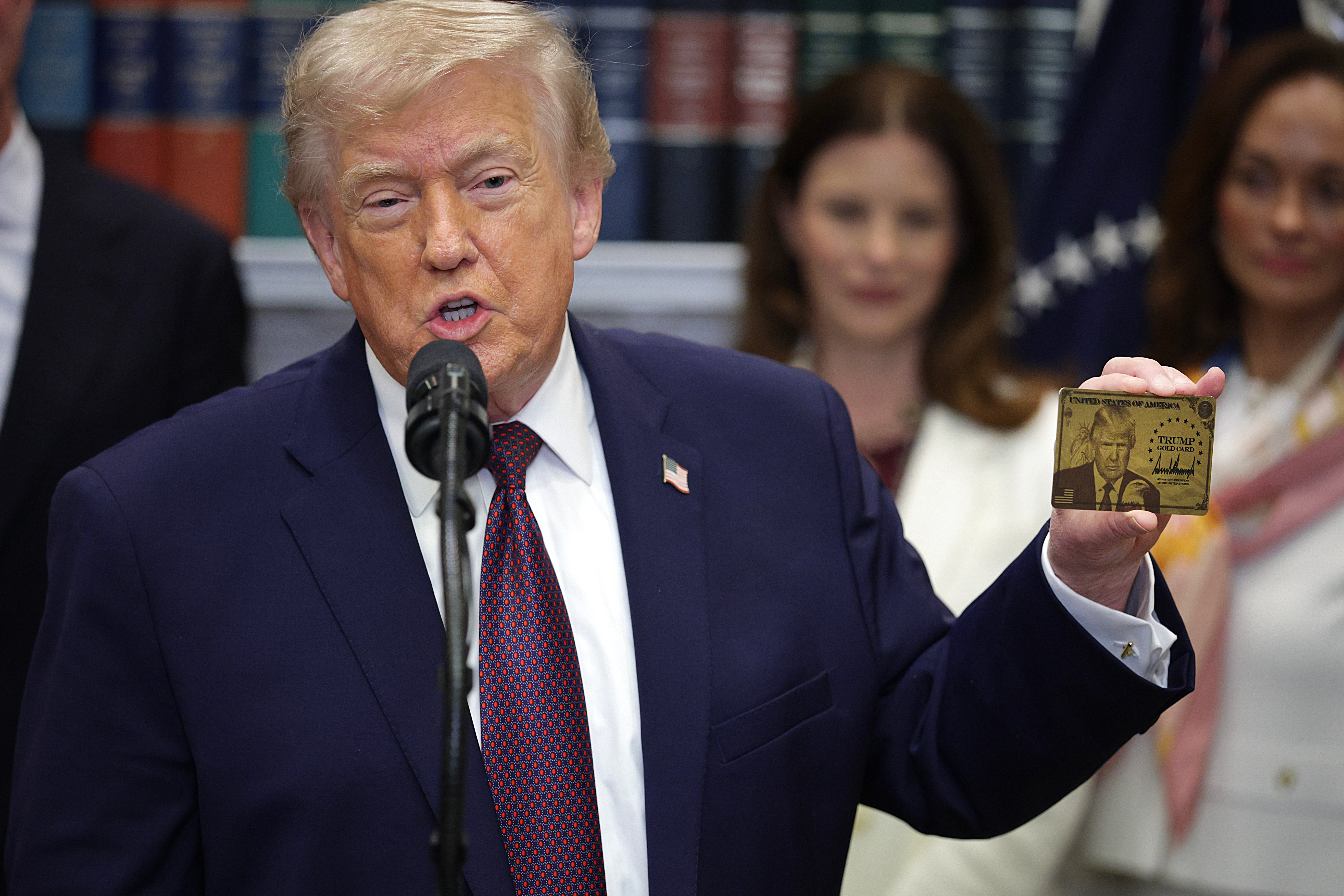 El gobierno de Donald Trump anticipó grandes ingresos con la visa “gold card”, pero desde diciembre de 2025 solo se aprobó un caso.