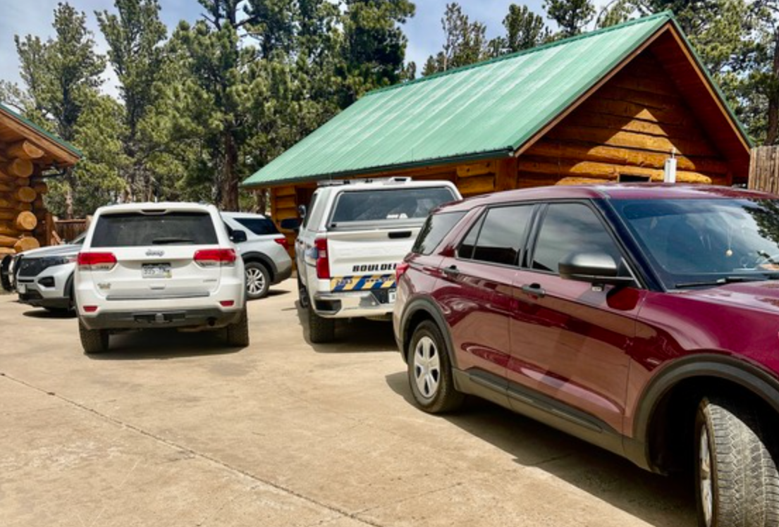 La Oficina del Sheriff del condado de Boulder acudió a la escena en la comunidad de Nederland, donde una persona atravesaba una crisis de salud mental