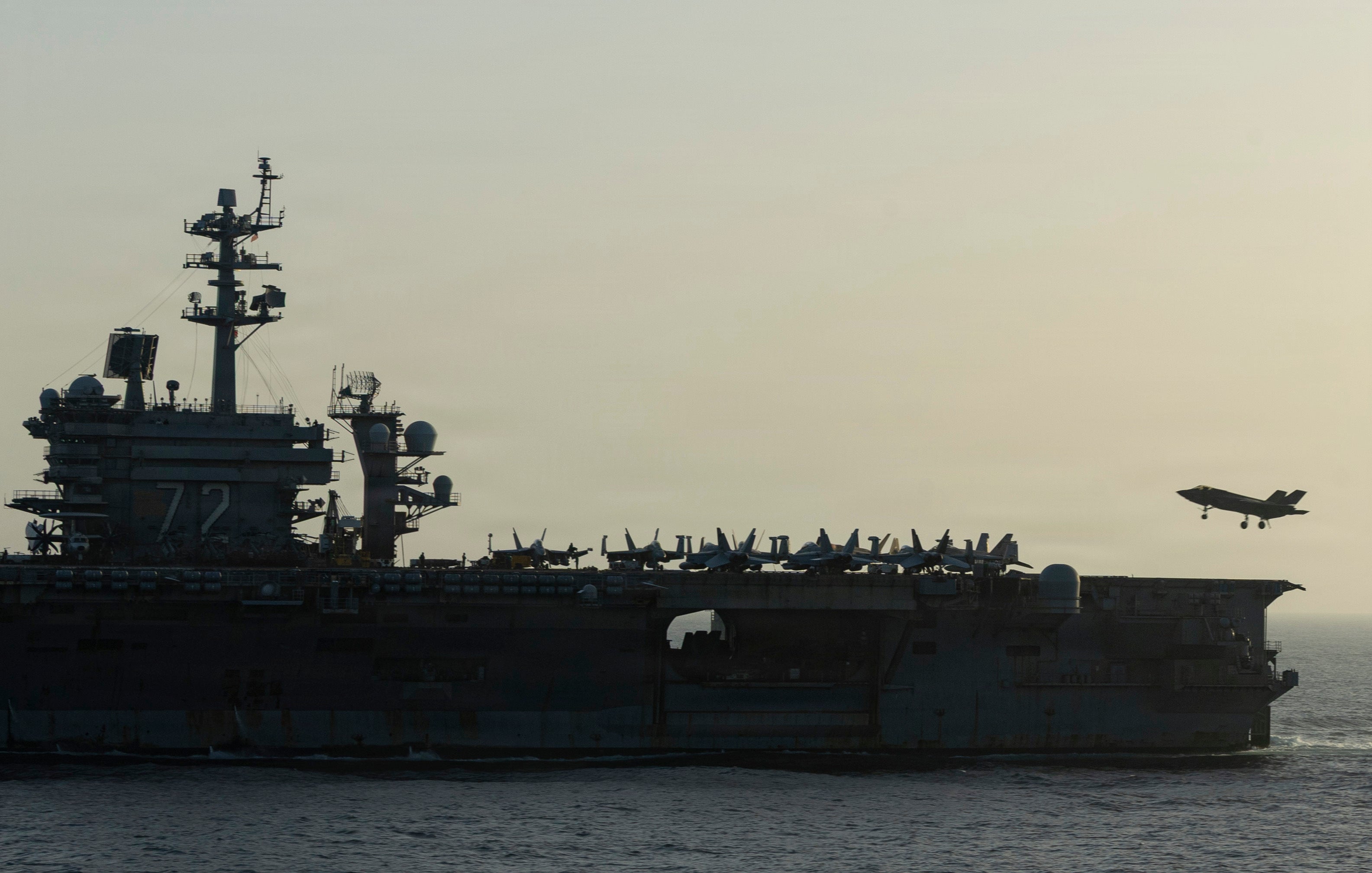 Según los informes, algunos marineros a bordo del USS Abraham Lincoln han intentado tirarse por la borda durante un despliegue prolongado en el Medio Oriente