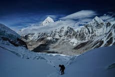 Enorme bloque de hielo inestable frena a escaladores del Everest en el campamento base