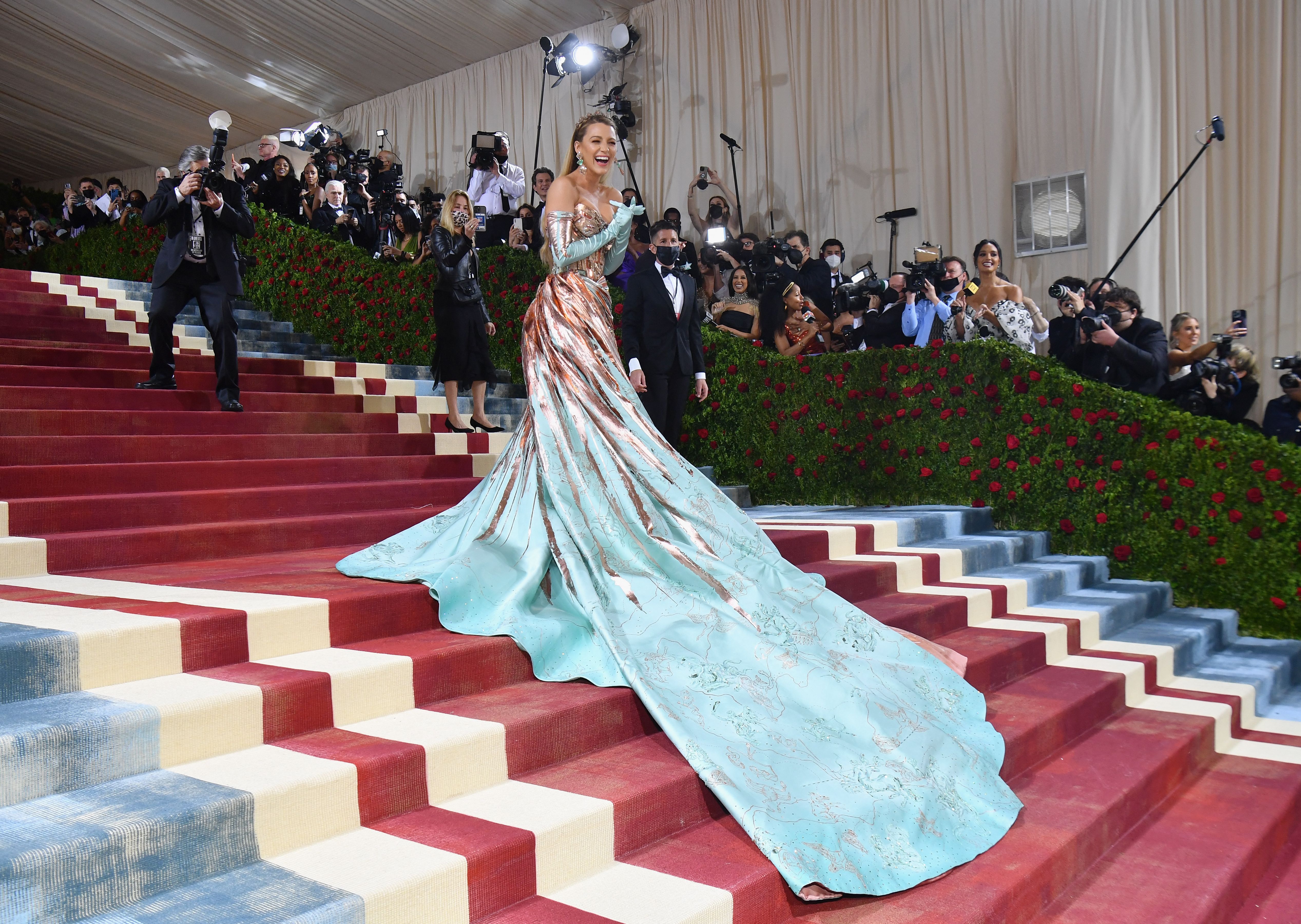 Blake Lively desfila por la alfombra roja de la Gala del Met de 2022, el primer año en que la alfombra fue fabricada por la empresa de Santhosh, Neytt by Extraweave