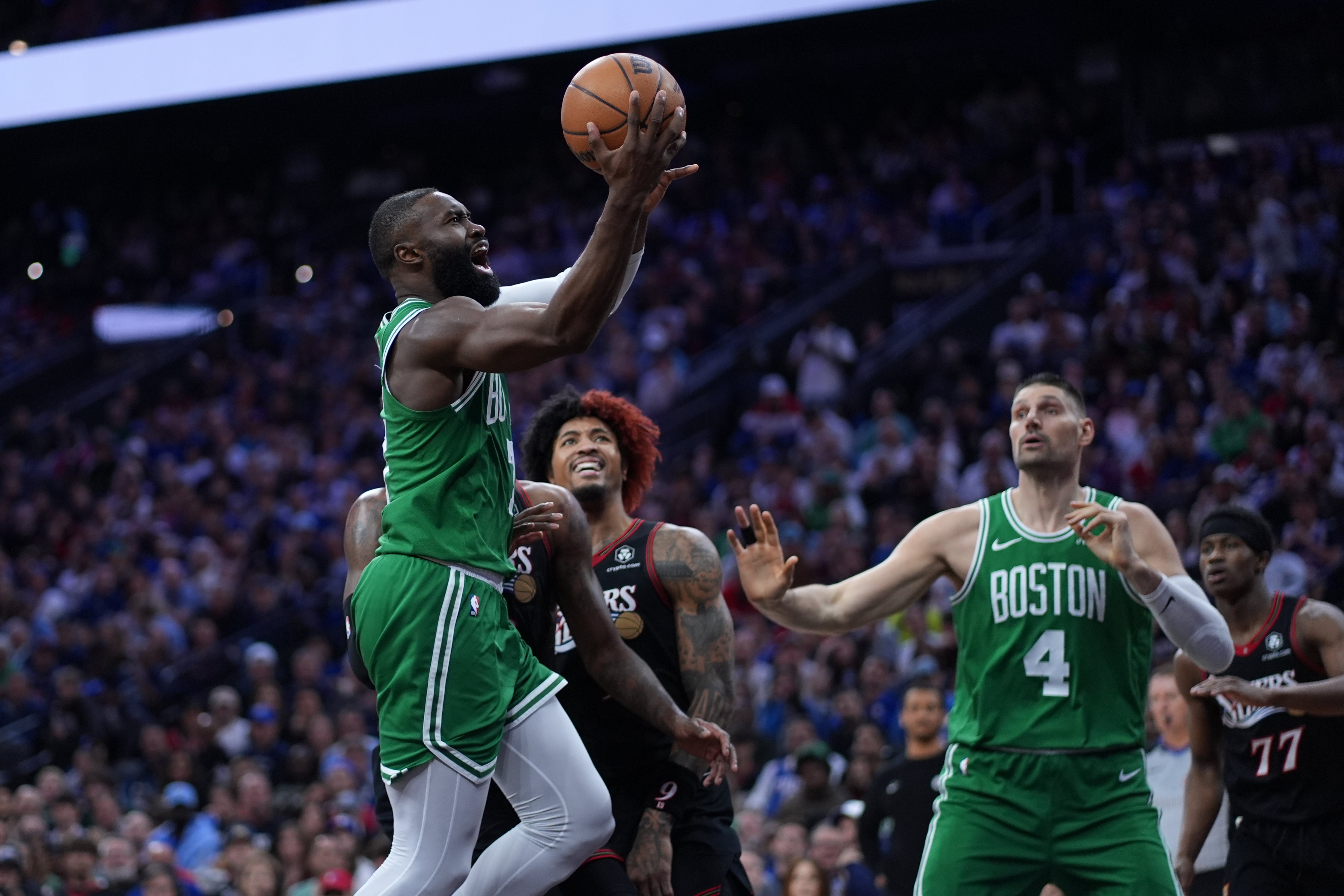 Celtics vencen 108-100 a 76ers en el Juego 3 con 25 puntos de Tatum y Brown