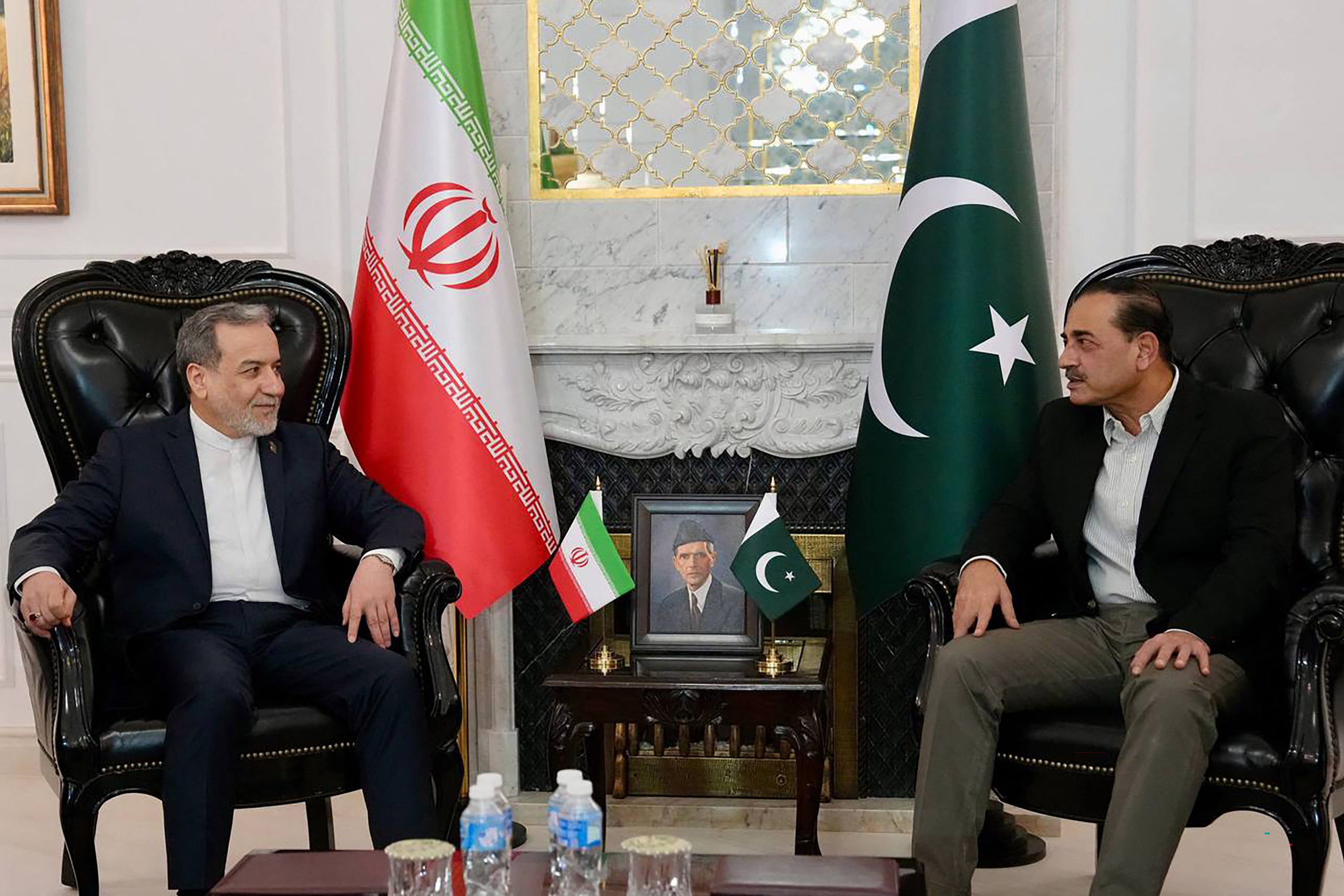 El jefe del Ejército de Pakistán, Asim Munir, se reúne con el canciller iraní Abbas Araghchi a su llegada a Islamabad el 25 de abril de 2026