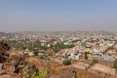 Disparos y explosiones sacuden Mali mientras atacantes golpean capital y ciudades, según residentes