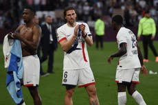 PSG amplia su ventaja en al cima a 6 puntos tras vencer a Angers pese a una roja al final