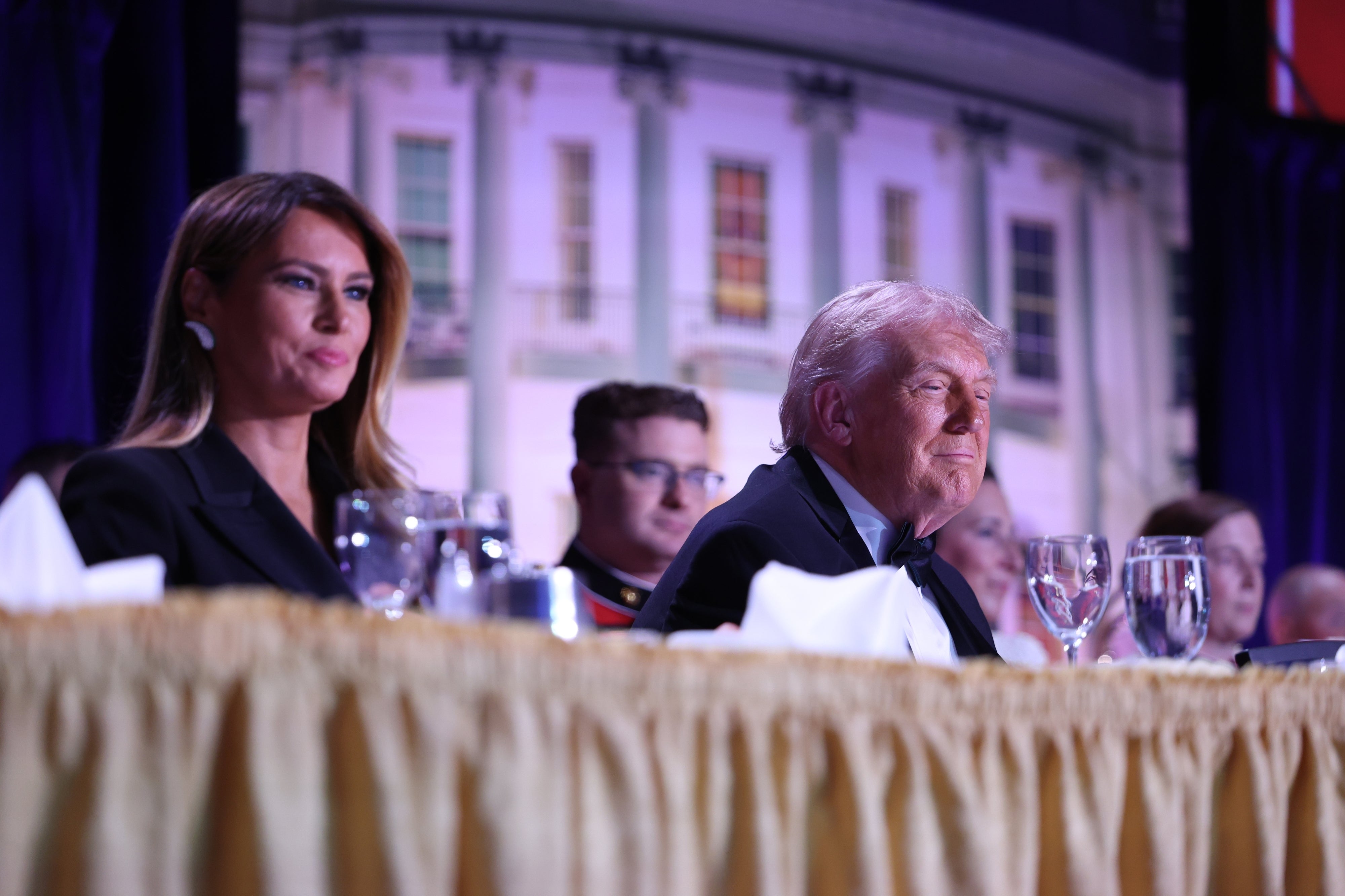 El presidente Donald Trump y la primera dama Melania Trump disfrutaban de la velada poco antes de que se escucharan los disparos, los cuales desataron el caos en el salón de baile del Hotel Hilton de Washington